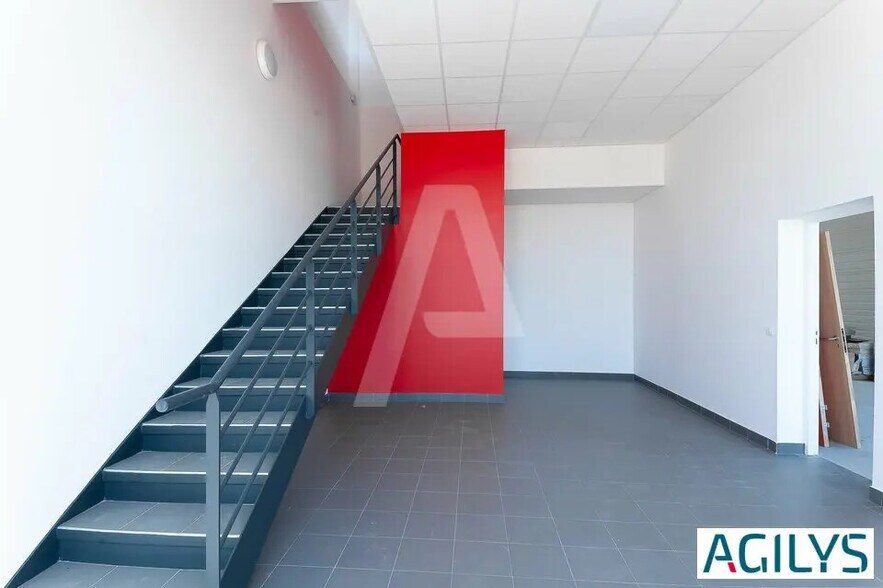 Local d'activités dans Montgeron à vendre - Photo du bâtiment - Image 2 de 9
