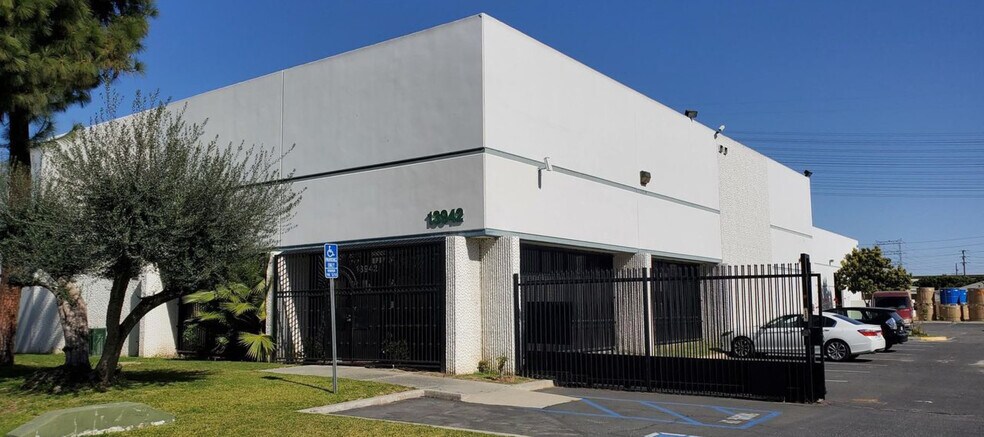 13942 Orange Ave, Paramount, CA à vendre - Photo du bâtiment - Image 2 de 8