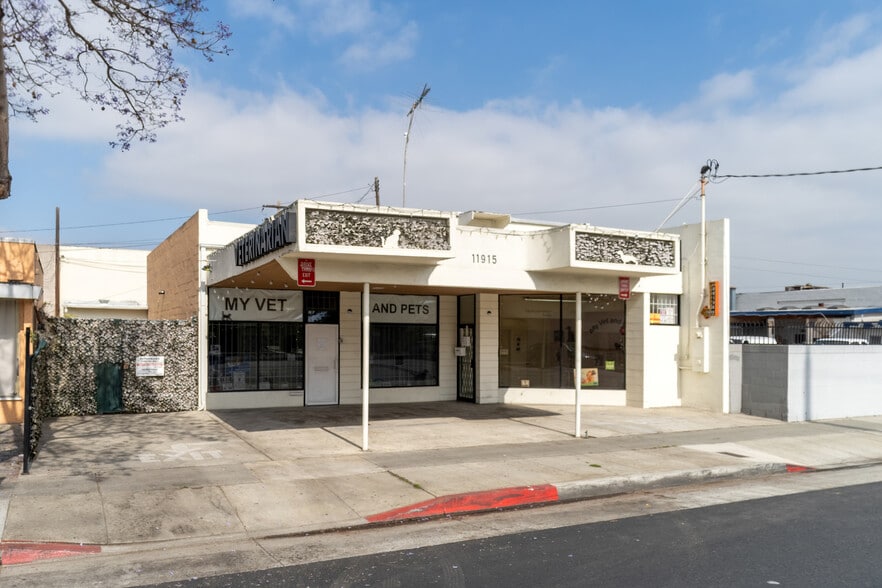 11915 Inglewood Ave, Hawthorne, CA for sale - Primary Photo - Image 1 of 60