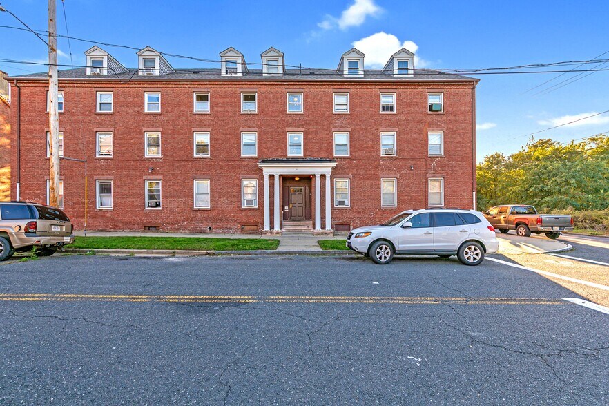 The Cabotville Portfolio portefeuille de 3 propriétés à vendre sur LoopNet.ca - Photo du bâtiment - Image 3 de 11