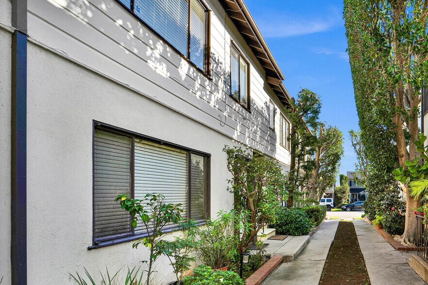 10357 Ashton Ave, Los Angeles, CA à vendre - Photo du bâtiment - Image 3 de 7