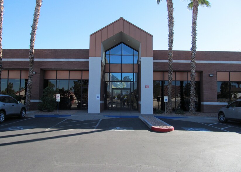 5550 W Flamingo Rd, Las Vegas, NV à louer - Photo du bâtiment - Image 2 de 5