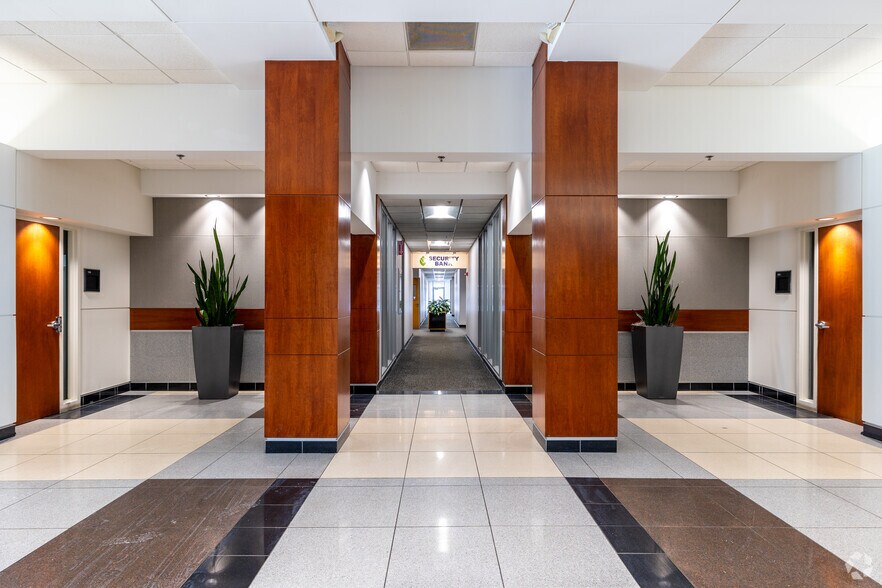 5800 Foxridge Dr, Mission, KS à louer - Hall d’entrée - Image 2 de 8