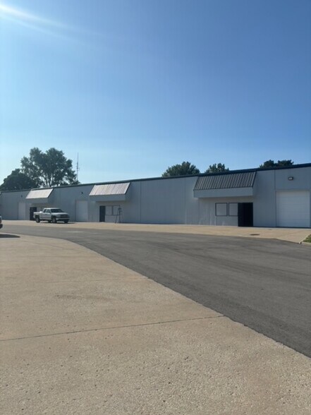 11513 Strang Line Rd, Olathe, KS à louer - Photo du bâtiment - Image 3 de 3