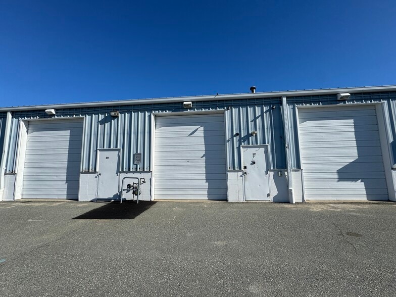 1678 E Main Rd, Portsmouth, RI à louer - Photo du bâtiment - Image 2 de 4