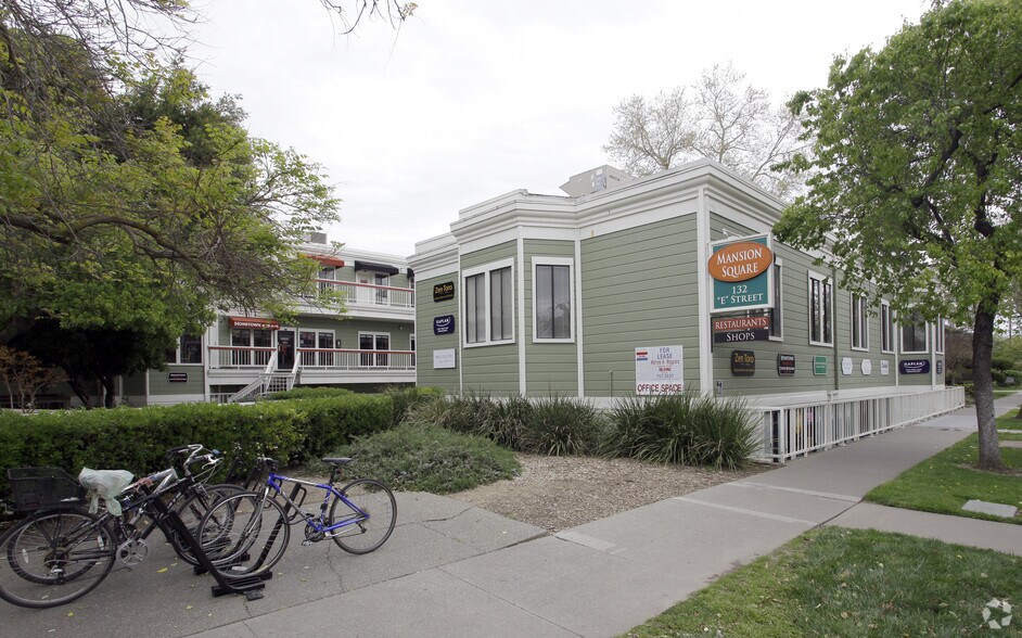 132 E St, Davis, CA à louer - Photo du bâtiment - Image 2 de 8