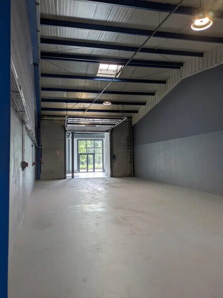 Retail in Montmélian for lease - Interior Photo - Image 2 of 15