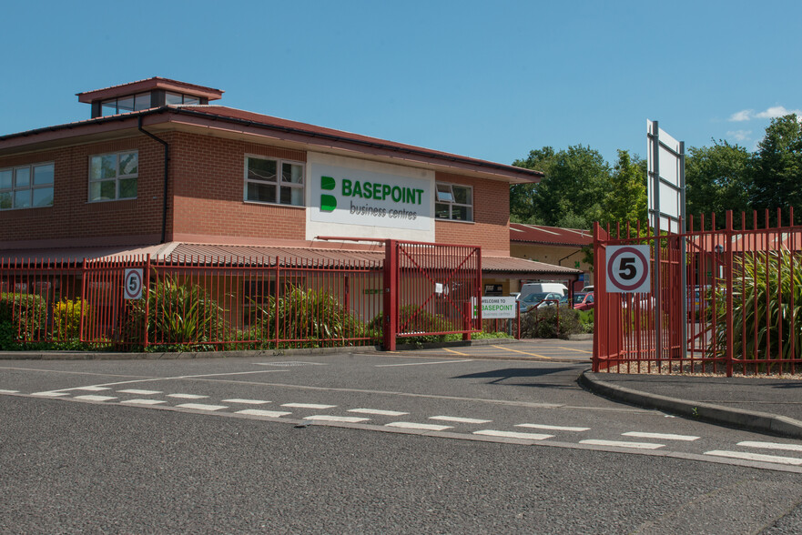 Stroudley Rd, Basingstoke à louer - Photo du bâtiment - Image 1 de 1