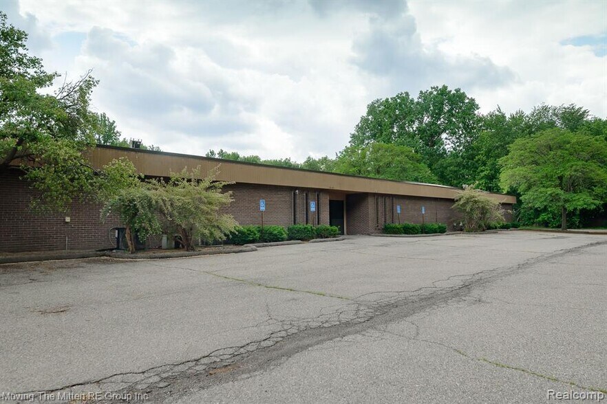 10533-10535 Farmington Rd, Livonia, MI à louer - Photo du bâtiment - Image 3 de 18