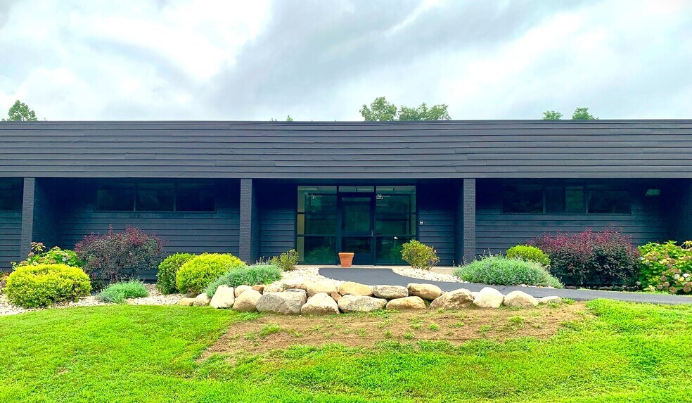 613 New Britain Ave, Farmington, CT à louer - Photo du bâtiment - Image 1 de 15