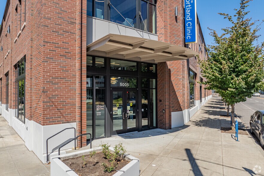 5005 NE Sandy Blvd, Portland, OR à louer - Photo du bâtiment - Image 3 de 4