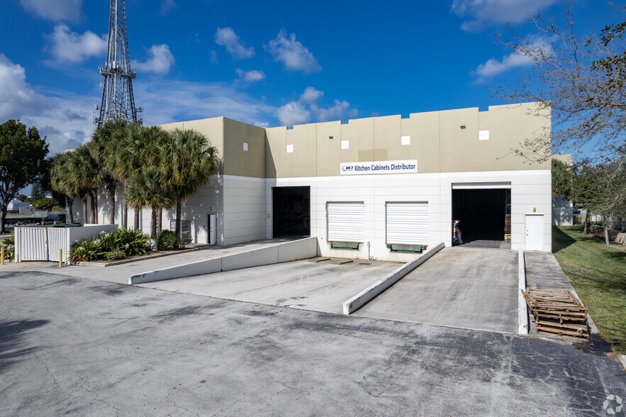 1335 53rd St, Mangonia Park, FL à louer - Photo du bâtiment - Image 3 de 4