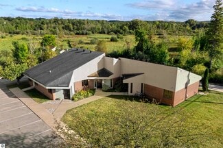 Plus de détails pour 425 N Michigan Ave, Beulah, MI - Bureau à vendre