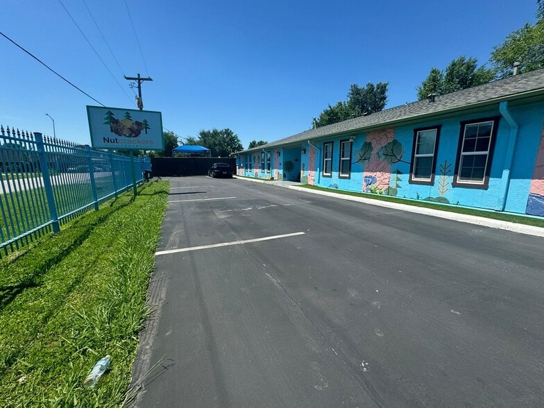 8128 Braewick Dr, Houston, TX for sale - Building Photo - Image 3 of 39