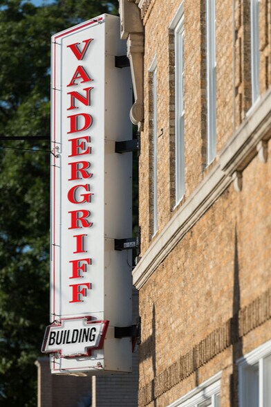 255 N Center St, Arlington, TX à louer - Photo du bâtiment - Image 2 de 5