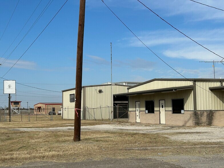 438 Flournoy Rd, Alice, TX à louer - Photo du bâtiment - Image 2 de 18