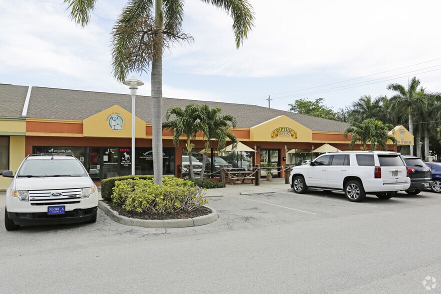 975-997 3rd Ave N, Naples, FL à louer - Photo du bâtiment - Image 3 de 4