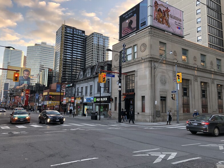 378 Yonge St, Toronto, ON à louer - Photo du bâtiment - Image 1 de 10