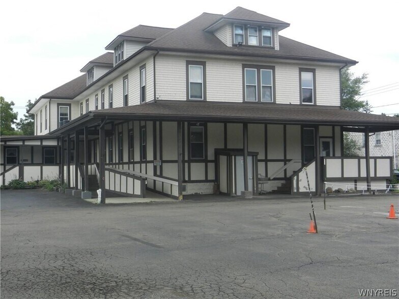 8328 Erie Rd, Angola, NY à vendre - Photo du bâtiment - Image 3 de 47