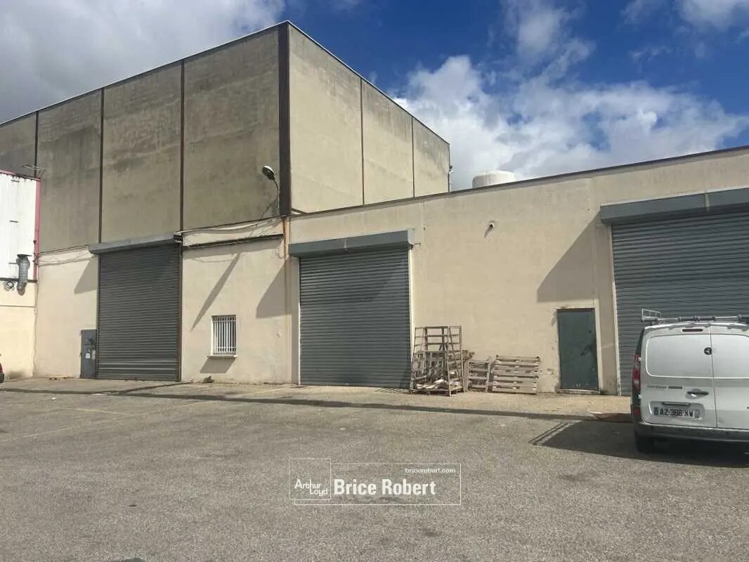 Flex in Vaulx-en-Velin for lease Building Photo- Image 1 of 4