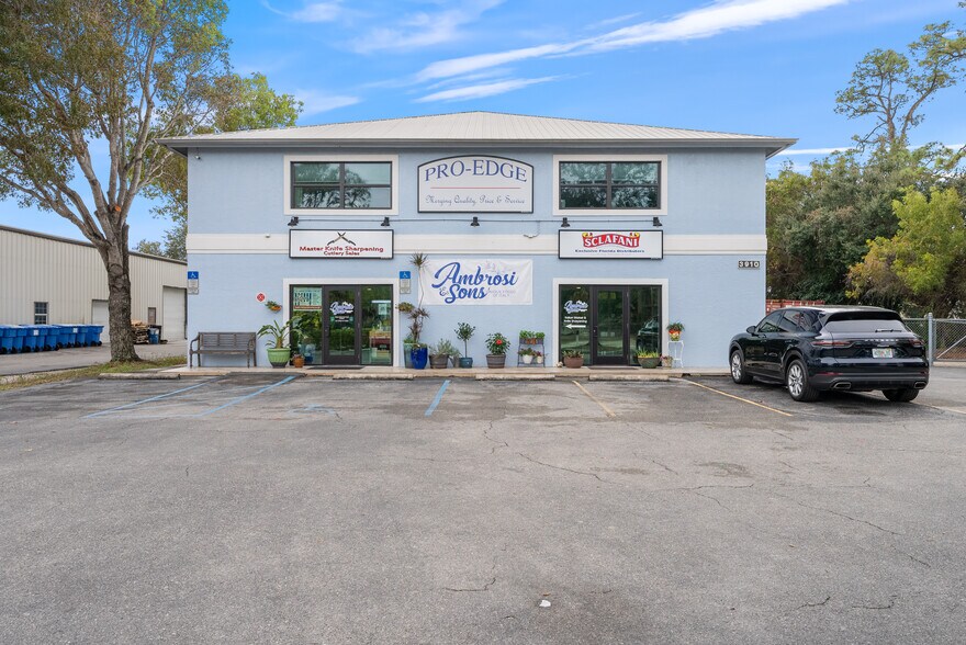 3910 Domestic Ave, Naples, FL à vendre - Photo du bâtiment - Image 2 de 10