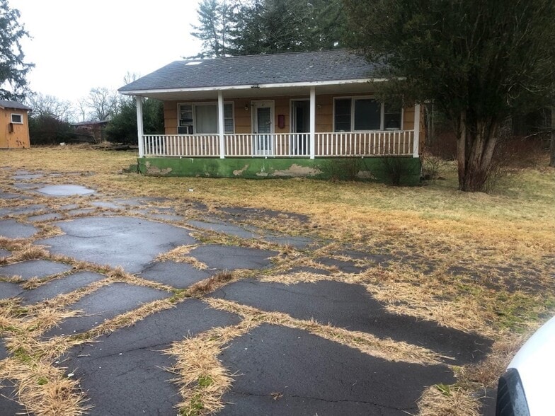 172 Airport Rd, Yulan, NY à vendre - Photo du bâtiment - Image 3 de 5