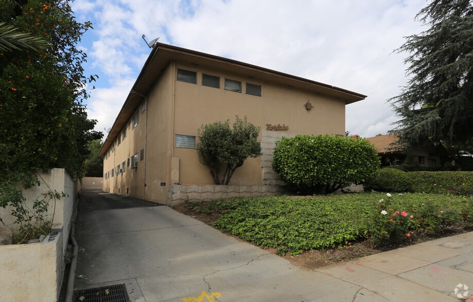 1677 N Lake Ave, Pasadena, CA à vendre - Photo du bâtiment - Image 2 de 2