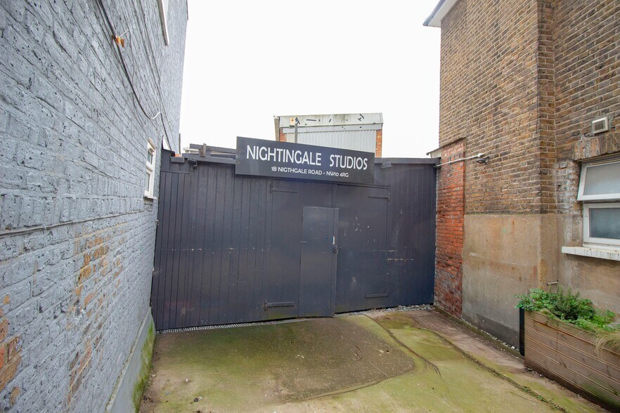 1B Nightingale Rd, Londres à louer - Photo du bâtiment - Image 2 de 5