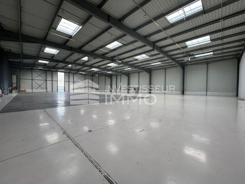 Industrial in Le Mesnil-Amelot for lease - Building Photo - Image 1 of 10