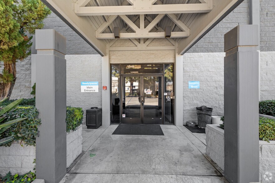 21350 Lassen St, Chatsworth, CA à louer - Photo du bâtiment - Image 3 de 18