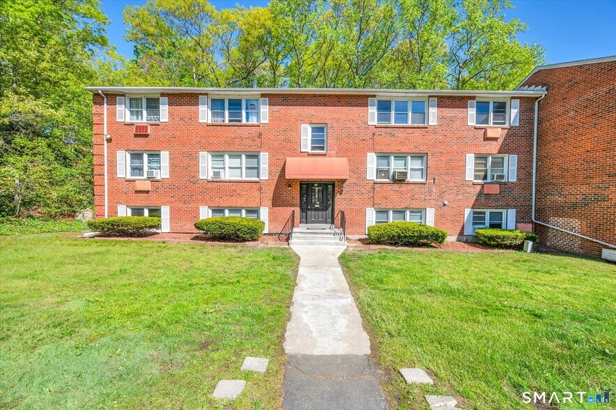 40 Briarwood Ln, Branford, CT à vendre - Photo du bâtiment - Image 2 de 36