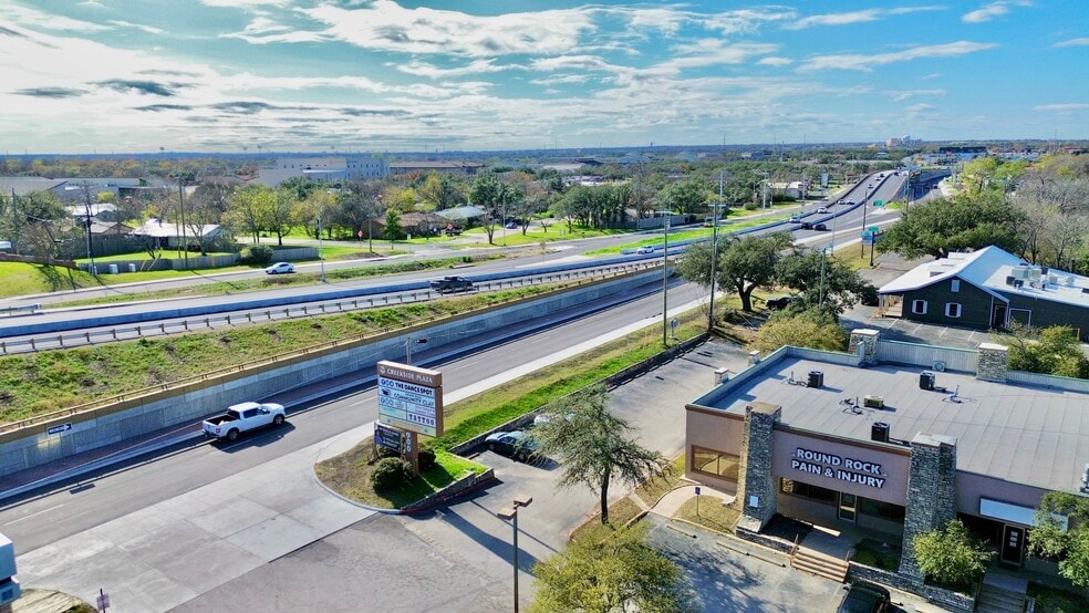900 Round Rock Ave, Round Rock, TX for lease - Building Photo - Image 2 of 15