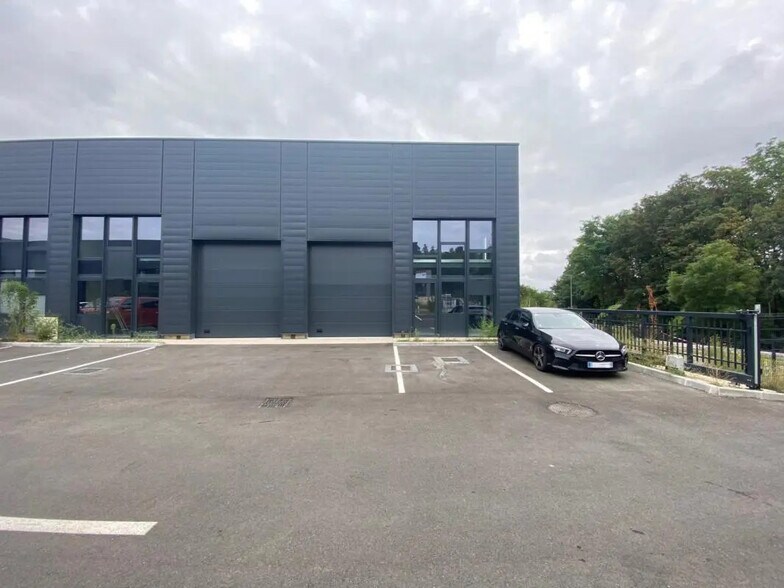 Flex in Chaponost for lease - Building Photo - Image 1 of 5