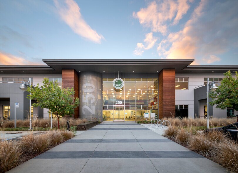 250 W Tasman Dr, San Jose, CA à vendre - Photo du bâtiment - Image 2 de 9