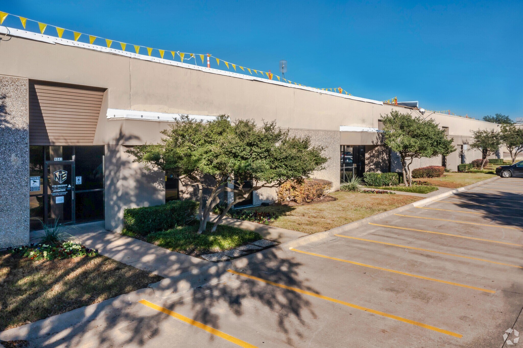 9841-9879 Chartwell Dr, Dallas, TX à louer Photo principale- Image 1 de 10