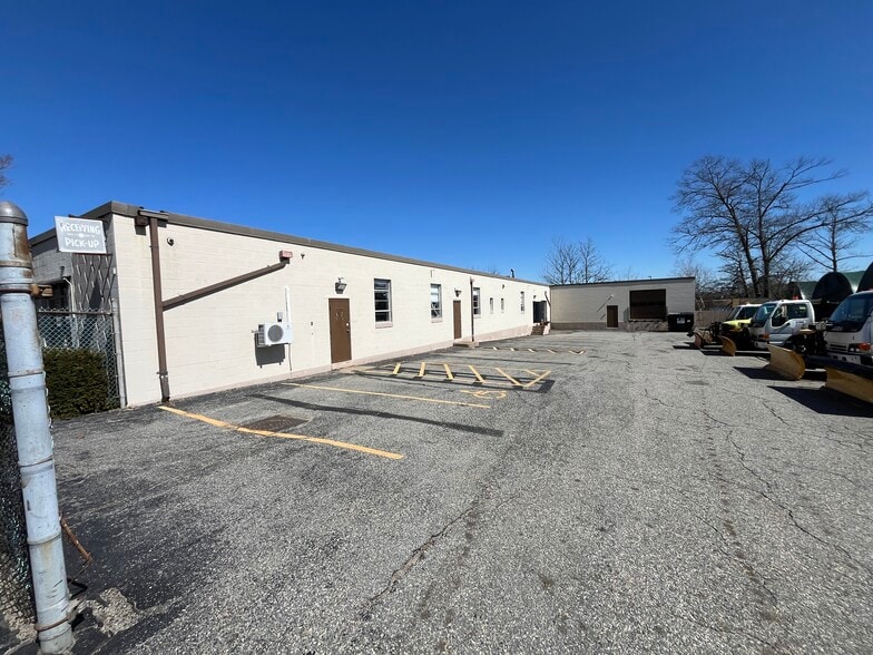 66 Libera St, Cranston, RI à vendre - Photo du bâtiment - Image 2 de 14