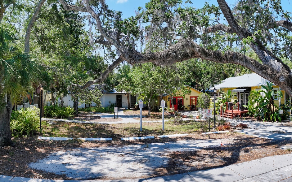 1930 Adams Ln, Sarasota, FL à vendre - Photo du bâtiment - Image 2 de 3
