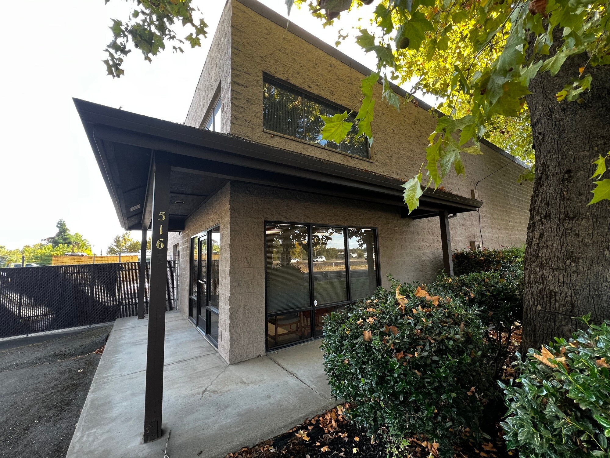 5163 Eastside Rd, Redding, CA à louer Photo du bâtiment- Image 1 de 16