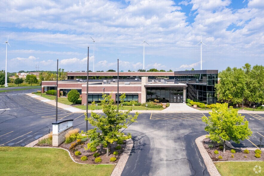 1451 McMahon Dr, Neenah, WI à louer - Photo du bâtiment - Image 3 de 10