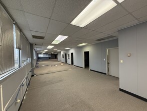 14011 Park Dr, Tomball, TX à louer Photo intérieure- Image 2 de 5