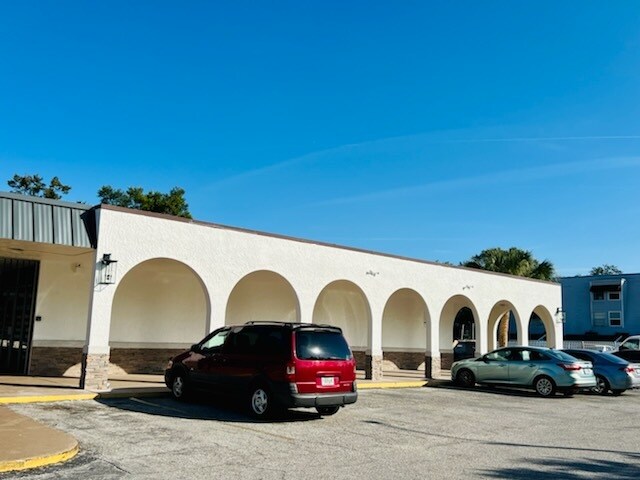 7345 Jackson Springs Dr, Tampa, FL à louer - Photo du bâtiment - Image 2 de 7