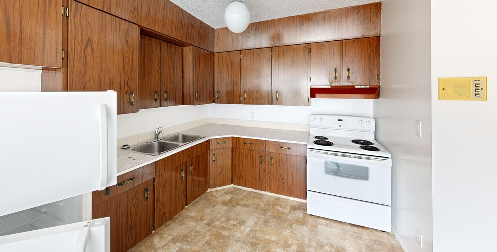 9 Coteau Av, Weyburn, SK for sale - Interior Photo - Image 2 of 5