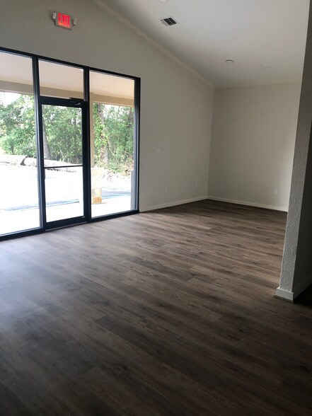 1801 E Loop 336, Conroe, TX à louer - Photo du bâtiment - Image 3 de 7