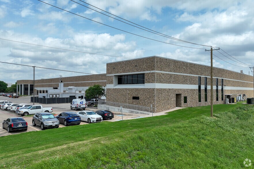 1615 Diplomat Dr, Carrollton, TX à louer - Photo du bâtiment - Image 1 de 10