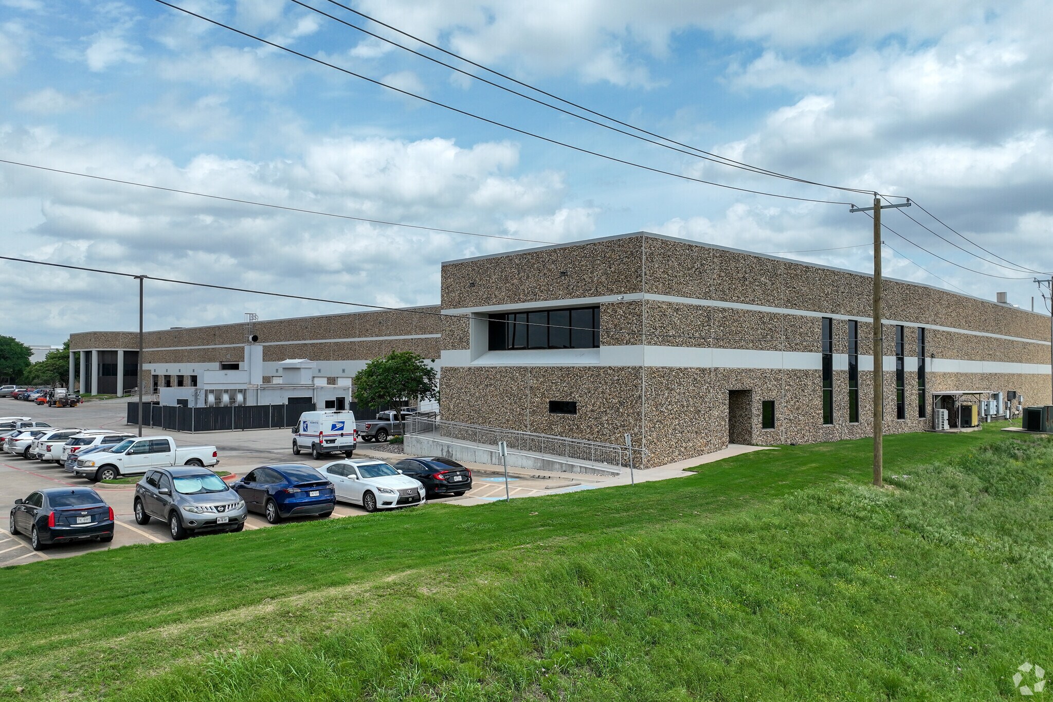1615 Diplomat Dr, Carrollton, TX à louer Photo du bâtiment- Image 1 de 11