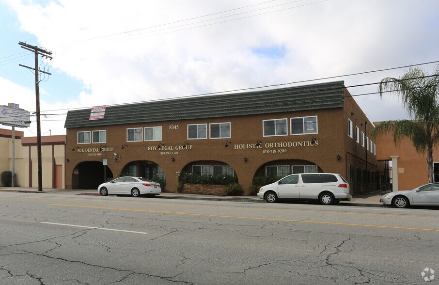 8345 Reseda Blvd, Northridge, CA à louer - Photo du bâtiment - Image 2 de 11
