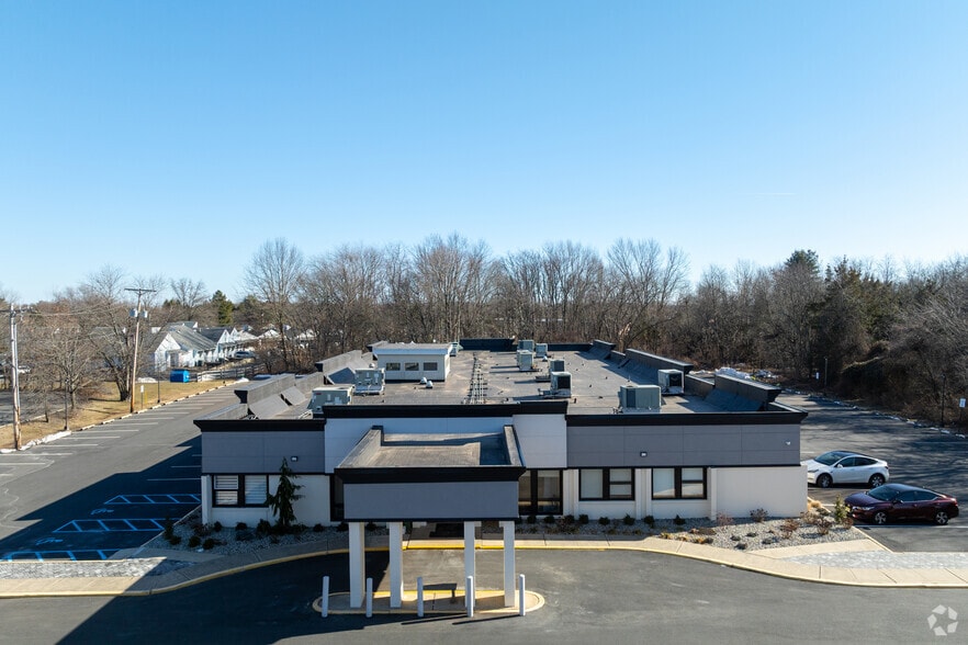 900 W Main St, Freehold, NJ à louer - Photo du bâtiment - Image 2 de 6