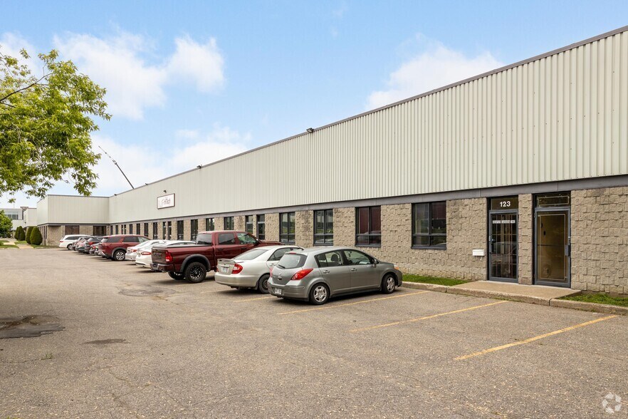 121-135 Boul Brunswick, Pointe-claire, QC à louer - Photo du bâtiment - Image 2 de 10