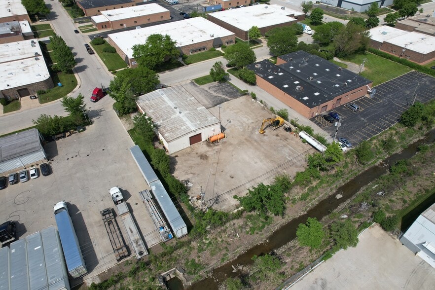 2425 Pan Am Blvd, Elk Grove Village, IL à vendre - Photo du bâtiment - Image 2 de 8