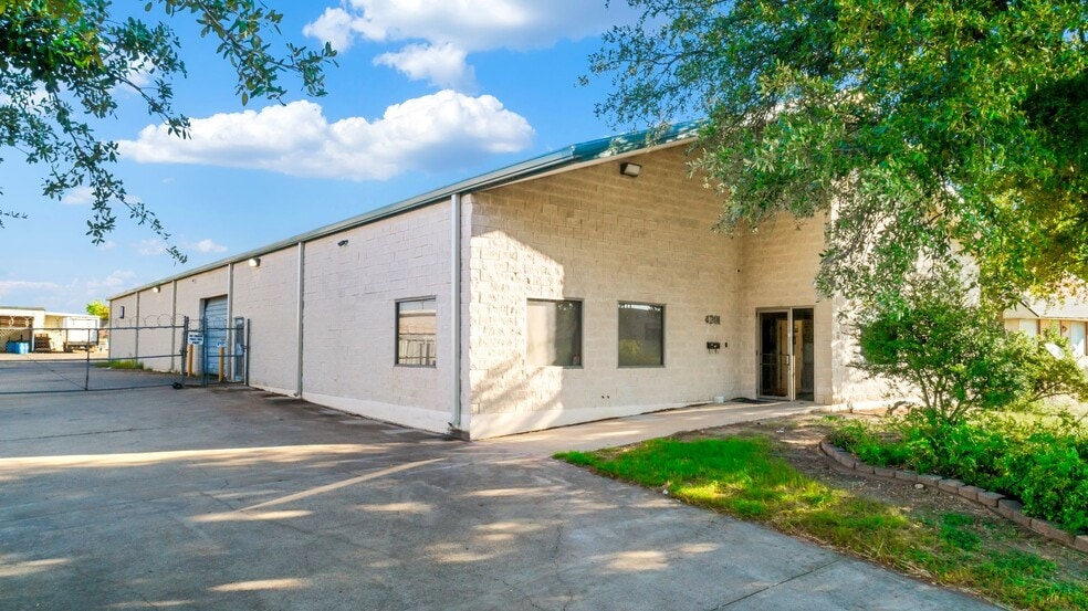 4201 Clay Ave, Haltom City, TX for lease - Building Photo - Image 3 of 25
